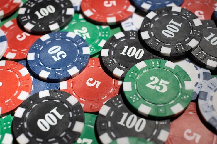 Lightning Roulette spinning wheel with live dealer and real-time multiplier display on online roulette